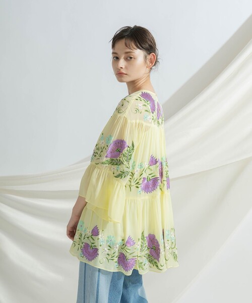 GRACE CONTINENTAL（グレースコンチネンタル）の「刺繍ギャザートップ（その他トップス・レディース・イエロー/ネイビー・36）」の4枚目の写真