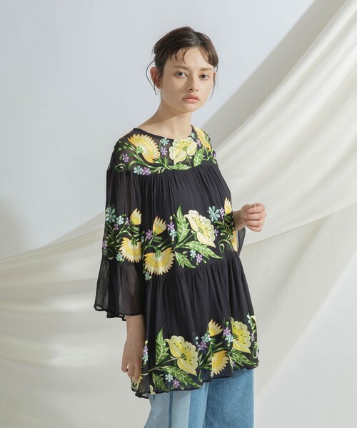GRACE CONTINENTAL（グレースコンチネンタル）の「刺繍ギャザートップ（その他トップス・レディース・イエロー/ネイビー・36）」の8枚目の写真