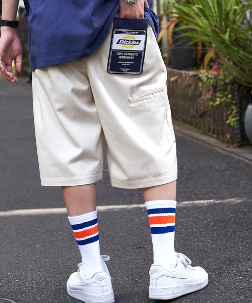 Dickies(ディッキーズ)の「Dickies/ディッキーズ ロゴピスネーム カラーワイドハーフショーツ<セットアップ可能>(チノパンツ・メンズ・ブラック/ネイビー/グリーン/アイボリー系/ベージュ/サックスブルー/アイボリー/ブルー・M/L/XL)」の2枚目の写真
