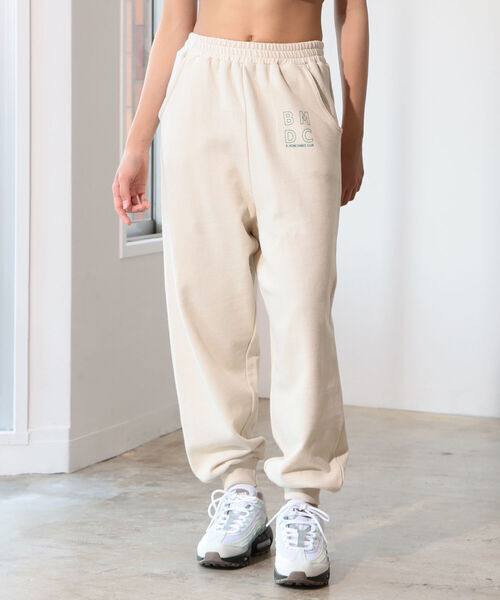 B:MING by BEAMS（ビーミングバイビームス）の「B:MING by BEAMS / 裏毛 ロゴ パンツ（130~160cm）（スウェットパンツ・キッズ・アイボリー/ラベンダー・150/160/130/140）」の2枚目の写真