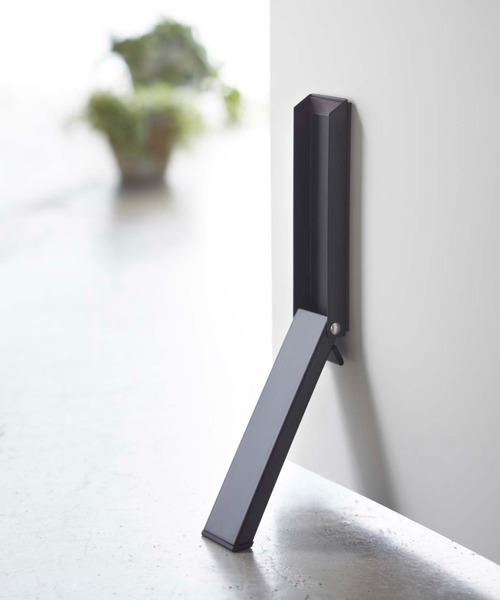 tower（タワー）の「tower マグネット折り畳み ドアストッパー スマート（掃除グッズ・レディース・ホワイト/ブラック・フリー）」の2枚目の写真