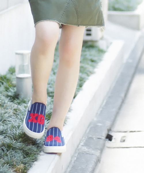 X-girl(エックスガール)の「【Zipper夏号掲載】X-girl x SUGER FREAK "SLIP-ON"(スニーカー・レディース・ホワイト/ネイビー・23cm/24cm/25cm)」の2枚目の写真