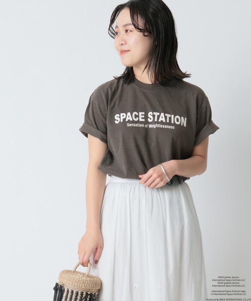 U by SPICK&SPAN(ユーバイスピックアンドスパン)の「【NASA/ナサ】SPACE STATION Tee(Tシャツ/カットソー・レディース・ブラック系その他/ナチュラル・FREE)」の1枚目の写真