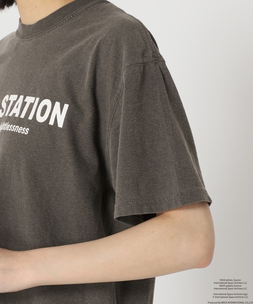 U by SPICK&SPAN(ユーバイスピックアンドスパン)の「【NASA/ナサ】SPACE STATION Tee(Tシャツ/カットソー・レディース・ブラック系その他/ナチュラル・FREE)」の6枚目の写真