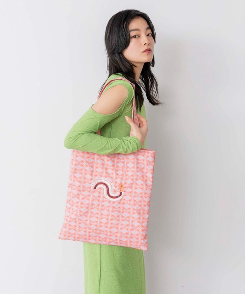 Casselini(キャセリーニ)の「Casselini(キャセリーニ)ジオメトリック刺繍トート(トートバッグ・レディース・ブラック/ピンク/ブルー・FREE)」の3枚目の写真