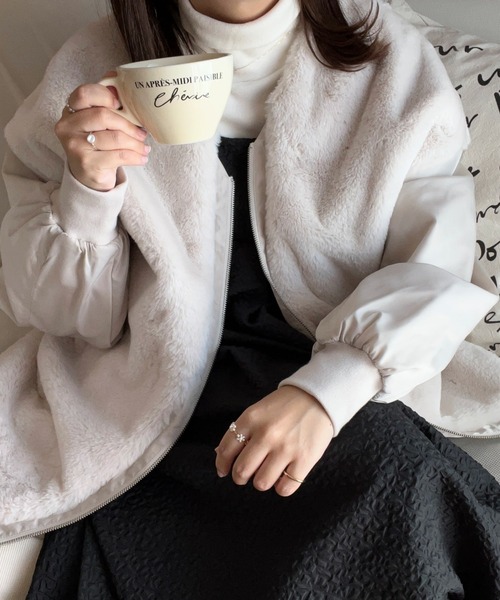 moment+（モーメントプラス）の「フェイクファー切替ノーカラージップ