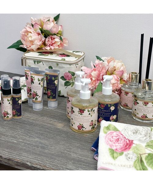 LAURA ASHLEY(ローラアシュレイ)の「【抗菌・消臭/携帯用に便利!】カミール柄 ファブリックスプレー(マスク・レディース・アイボリー系/ピンク系その他/ネイビー系・00)」の4枚目の写真