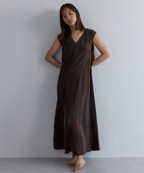 CASA FLINE（カーサフライン）の「ノースリーブサテンルーズドレス（ワンピース・レディース・ベージュ/ブラウン/ブルー/グリーン/グレー・FREE）」の9枚目の写真