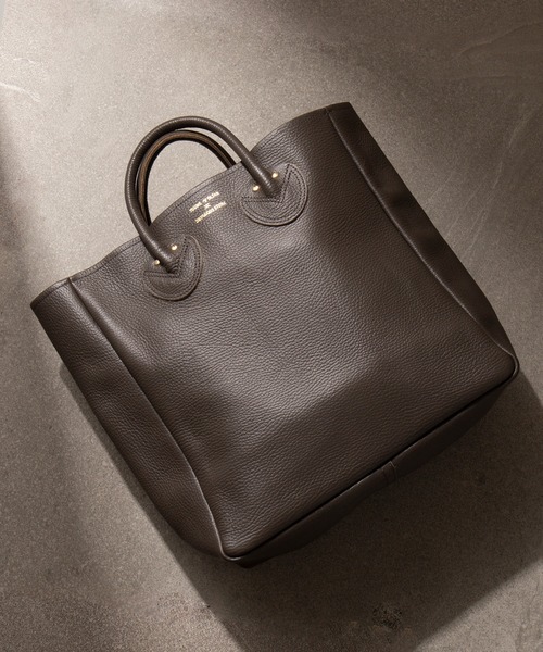 YOUNG&OLSEN The DRYGOODS STORE（ヤングアンドオルセン）の「【YOUNG&OLSEN】EMBOSSED LEATHER TOTE M（トートバッグ・レディース・ブラック/ベージュ/パープル/ブラウン/ゴールド/ブルー/ブラウン系その他2/ベージュ系2/ダークグレー/レッド/オリーブ/ブルー系その他2/グレー系その他2/オレンジ/グリーン/グレー系その他3/グレイッシュベージュ/ライトパープル/カーキ・FREE）」の2枚目の写真