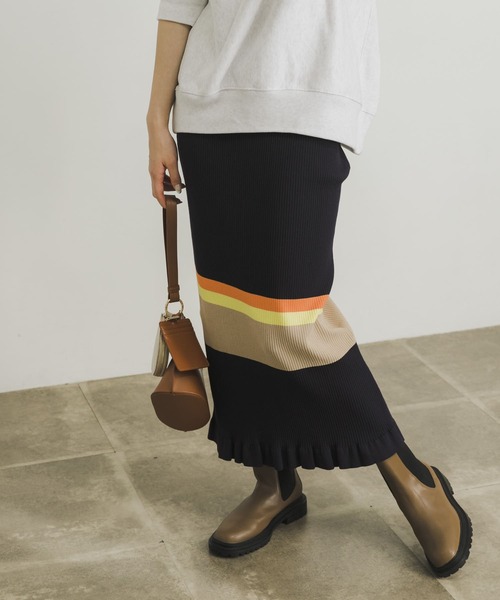 URBAN RESEARCH(アーバンリサーチ)の「マルチボーダーニットスカート(スカート・レディース・チャコールグレー/ネイビー・FREE)」の3枚目の写真