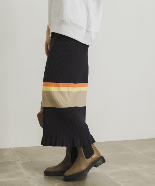 URBAN RESEARCH(アーバンリサーチ)の「マルチボーダーニットスカート(スカート・レディース・チャコールグレー/ネイビー・FREE)」の4枚目の写真