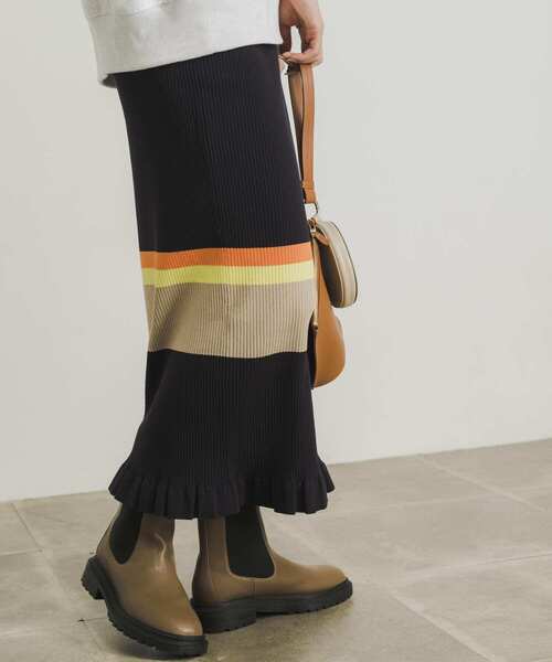 URBAN RESEARCH(アーバンリサーチ)の「マルチボーダーニットスカート(スカート・レディース・チャコールグレー/ネイビー・FREE)」の5枚目の写真