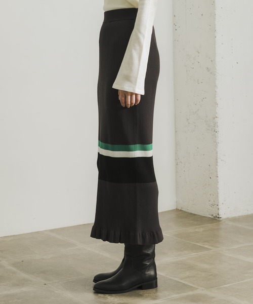 URBAN RESEARCH(アーバンリサーチ)の「マルチボーダーニットスカート(スカート・レディース・チャコールグレー/ネイビー・FREE)」の22枚目の写真