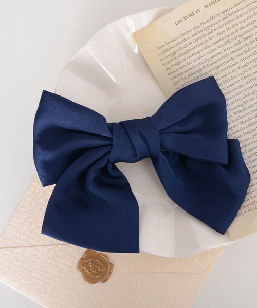 VIBGYOR Women（ヴィブジョー　ウィメン）の「【float】サテン ビッグリボン バレッタ【7色展開】（バレッタ/ヘアクリップ・レディース・ブラック/グリーン/ネイビー/レッド/ピンク/マスタード/ワインレッド・FREE）」の3枚目の写真