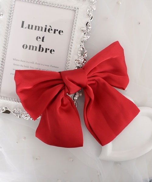 VIBGYOR Women（ヴィブジョー　ウィメン）の「【float】サテン ビッグリボン バレッタ【7色展開】（バレッタ/ヘアクリップ・レディース・ブラック/グリーン/ネイビー/レッド/ピンク/マスタード/ワインレッド・FREE）」の6枚目の写真