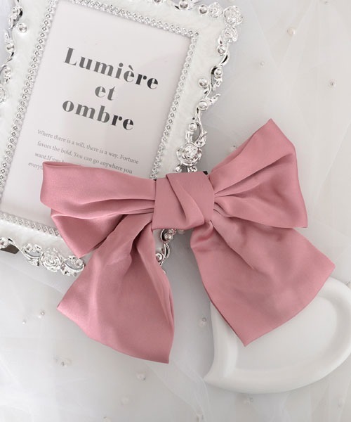 VIBGYOR Women（ヴィブジョー　ウィメン）の「【float】サテン ビッグリボン バレッタ【7色展開】（バレッタ/ヘアクリップ・レディース・ブラック/グリーン/ネイビー/レッド/ピンク/マスタード/ワインレッド・FREE）」の5枚目の写真