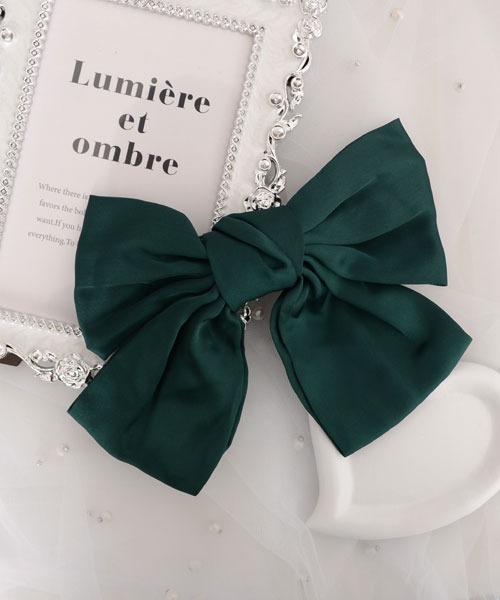 VIBGYOR Women（ヴィブジョー　ウィメン）の「【float】サテン ビッグリボン バレッタ【7色展開】（バレッタ/ヘアクリップ・レディース・ブラック/グリーン/ネイビー/レッド/ピンク/マスタード/ワインレッド・FREE）」の2枚目の写真