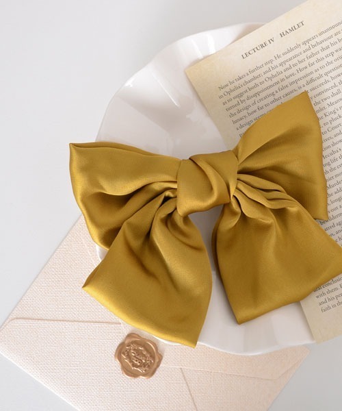 VIBGYOR Women（ヴィブジョー　ウィメン）の「【float】サテン ビッグリボン バレッタ【7色展開】（バレッタ/ヘアクリップ・レディース・ブラック/グリーン/ネイビー/レッド/ピンク/マスタード/ワインレッド・FREE）」の4枚目の写真