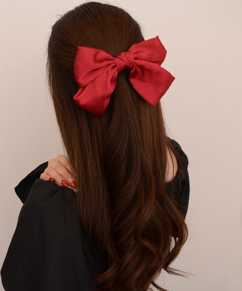 VIBGYOR Women（ヴィブジョー　ウィメン）の「【float】サテン ビッグリボン バレッタ【7色展開】（バレッタ/ヘアクリップ・レディース・ブラック/グリーン/ネイビー/レッド/ピンク/マスタード/ワインレッド・FREE）」の7枚目の写真