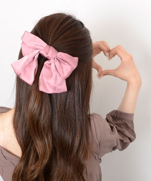 VIBGYOR Women（ヴィブジョー　ウィメン）の「【float】サテン ビッグリボン バレッタ【7色展開】（バレッタ/ヘアクリップ・レディース・ブラック/グリーン/ネイビー/レッド/ピンク/マスタード/ワインレッド・FREE）」の21枚目の写真