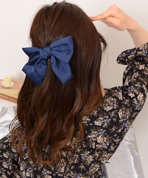 VIBGYOR Women（ヴィブジョー　ウィメン）の「【float】サテン ビッグリボン バレッタ【7色展開】（バレッタ/ヘアクリップ・レディース・ブラック/グリーン/ネイビー/レッド/ピンク/マスタード/ワインレッド・FREE）」の12枚目の写真