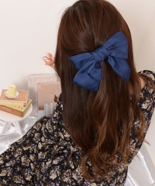 VIBGYOR Women（ヴィブジョー　ウィメン）の「【float】サテン ビッグリボン バレッタ【7色展開】（バレッタ/ヘアクリップ・レディース・ブラック/グリーン/ネイビー/レッド/ピンク/マスタード/ワインレッド・FREE）」の13枚目の写真
