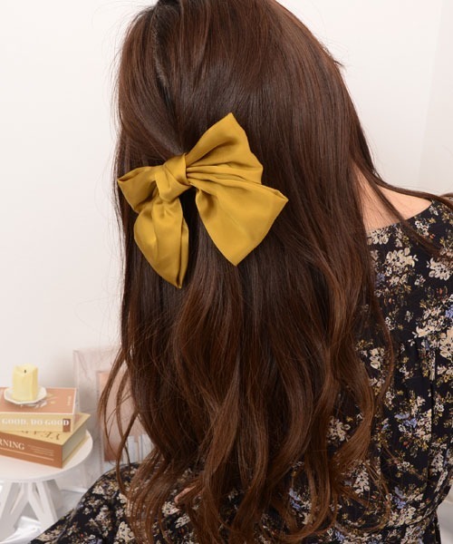 VIBGYOR Women（ヴィブジョー　ウィメン）の「【float】サテン ビッグリボン バレッタ【7色展開】（バレッタ/ヘアクリップ・レディース・ブラック/グリーン/ネイビー/レッド/ピンク/マスタード/ワインレッド・FREE）」の18枚目の写真