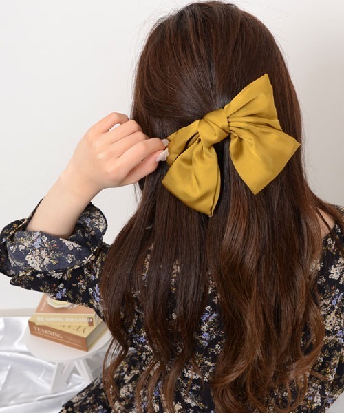 VIBGYOR Women（ヴィブジョー　ウィメン）の「【float】サテン ビッグリボン バレッタ【7色展開】（バレッタ/ヘアクリップ・レディース・ブラック/グリーン/ネイビー/レッド/ピンク/マスタード/ワインレッド・FREE）」の17枚目の写真