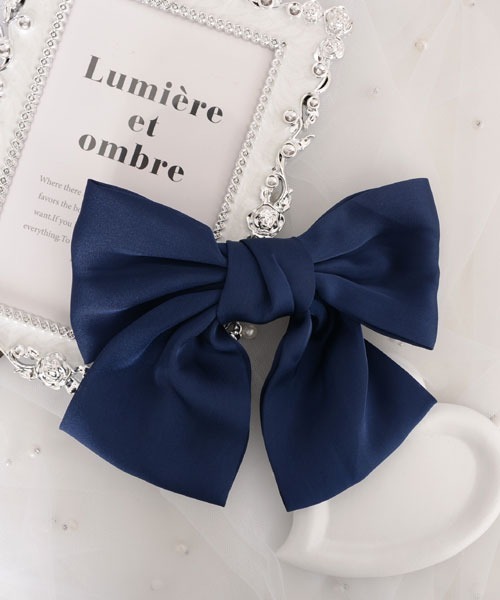 VIBGYOR Women（ヴィブジョー　ウィメン）の「【float】サテン ビッグリボン バレッタ【7色展開】（バレッタ/ヘアクリップ・レディース・ブラック/グリーン/ネイビー/レッド/ピンク/マスタード/ワインレッド・FREE）」の14枚目の写真