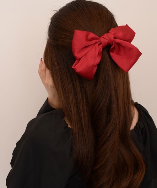 VIBGYOR Women（ヴィブジョー　ウィメン）の「【float】サテン ビッグリボン バレッタ【7色展開】（バレッタ/ヘアクリップ・レディース・ブラック/グリーン/ネイビー/レッド/ピンク/マスタード/ワインレッド・FREE）」の9枚目の写真