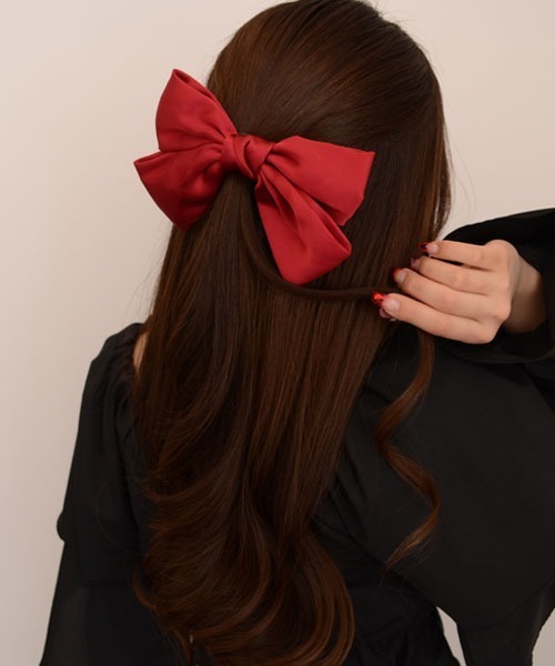 VIBGYOR Women（ヴィブジョー　ウィメン）の「【float】サテン ビッグリボン バレッタ【7色展開】（バレッタ/ヘアクリップ・レディース・ブラック/グリーン/ネイビー/レッド/ピンク/マスタード/ワインレッド・FREE）」の8枚目の写真