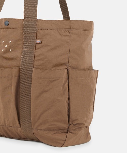 POP TRADING COMPANY(ポップトレーディングカンパニー)の「POP TRADING COMPANY/ポップトレーディングカンパニー×Dickies/ディッキーズ Pop/Dickies Tote トートバッグ(トートバッグ・メンズ・ブラウン・ONE SIZE)」の2枚目の写真
