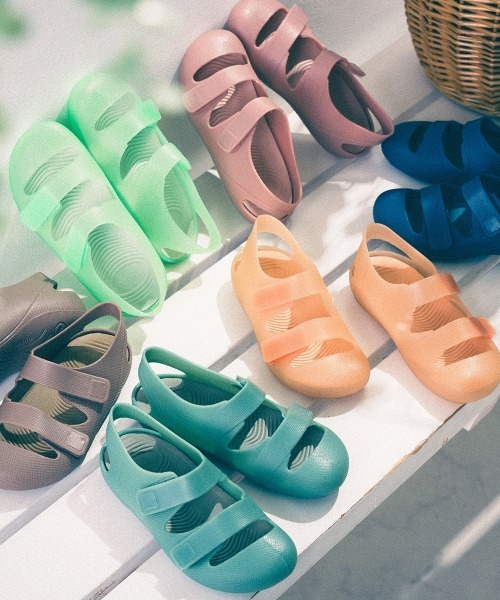 OMNES（オムネス）の「キッズダブルベルトビーンズサンダル（サンダル・キッズ・モスグリーン/ミント/サーモンピンク/ブラウン/ネイビー/コーラルピンク・13.0cm/14cm/15cm/16.0cm/17.0cm/18.0cm/19.0cm/20.0cm/21.0cm/22.0cm）」の7枚目の写真