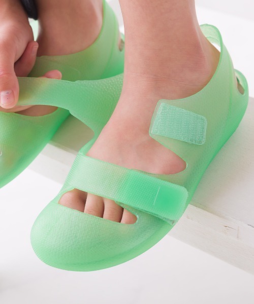 OMNES（オムネス）の「キッズダブルベルトビーンズサンダル（サンダル・キッズ・モスグリーン/ミント/サーモンピンク/ブラウン/ネイビー/コーラルピンク・13.0cm/14cm/15cm/16.0cm/17.0cm/18.0cm/19.0cm/20.0cm/21.0cm/22.0cm）」の14枚目の写真
