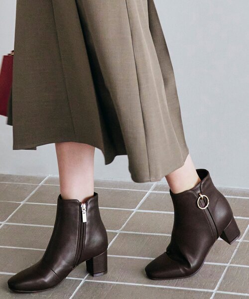 grove（グローブ）の「◆きらりとゆれるメタルリングが上品な印象のショートブーツ【人間工学】（ブーツ・レディース・チャコール/ライトグレー/ブラック/チャコールグレー/ダークブラウン系7/ブラック系7・35/45/30）」の6枚目の写真