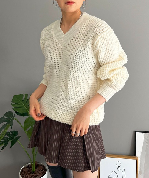 Jewelobe(ジュエローブ)の「ワッフル編みVネックルーズニット(ニット/セーター・レディース・ブラック/グリーン/ピンク/ホワイト/ブラウン・FREE)」の1枚目の写真