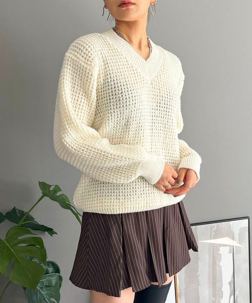 Jewelobe(ジュエローブ)の「ワッフル編みVネックルーズニット(ニット/セーター・レディース・ブラック/グリーン/ピンク/ホワイト/ブラウン・FREE)」の16枚目の写真