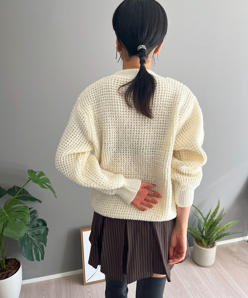 Jewelobe(ジュエローブ)の「ワッフル編みVネックルーズニット(ニット/セーター・レディース・ブラック/グリーン/ピンク/ホワイト/ブラウン・FREE)」の17枚目の写真