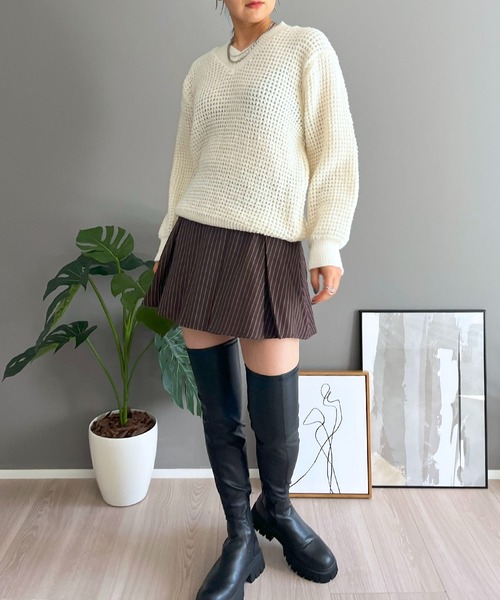Jewelobe(ジュエローブ)の「ワッフル編みVネックルーズニット(ニット/セーター・レディース・ブラック/グリーン/ピンク/ホワイト/ブラウン・FREE)」の6枚目の写真