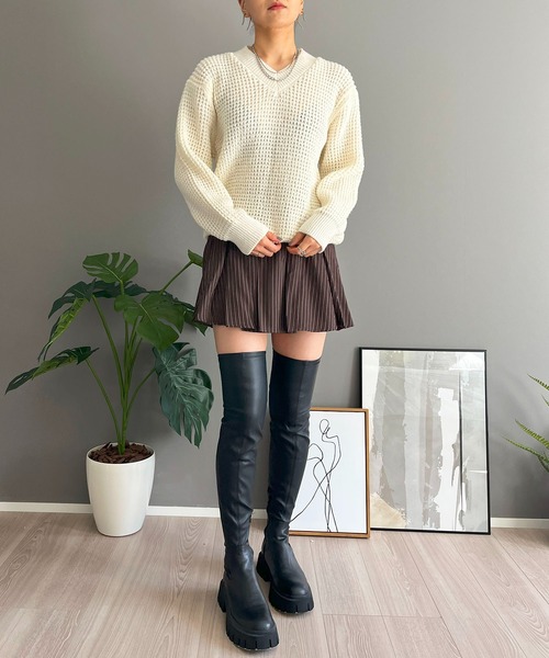 Jewelobe(ジュエローブ)の「ワッフル編みVネックルーズニット(ニット/セーター・レディース・ブラック/グリーン/ピンク/ホワイト/ブラウン・FREE)」の8枚目の写真