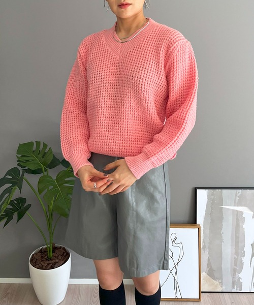 Jewelobe(ジュエローブ)の「ワッフル編みVネックルーズニット(ニット/セーター・レディース・ブラック/グリーン/ピンク/ホワイト/ブラウン・FREE)」の9枚目の写真