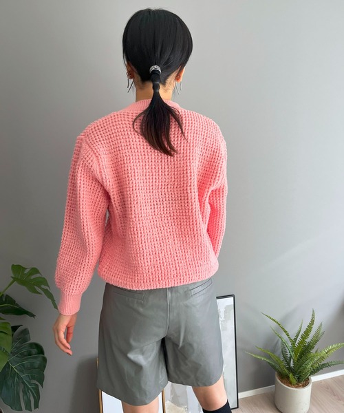 Jewelobe(ジュエローブ)の「ワッフル編みVネックルーズニット(ニット/セーター・レディース・ブラック/グリーン/ピンク/ホワイト/ブラウン・FREE)」の10枚目の写真