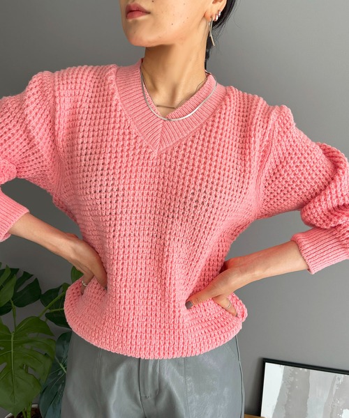 Jewelobe(ジュエローブ)の「ワッフル編みVネックルーズニット(ニット/セーター・レディース・ブラック/グリーン/ピンク/ホワイト/ブラウン・FREE)」の12枚目の写真