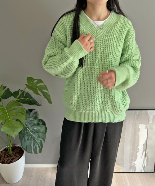 Jewelobe(ジュエローブ)の「ワッフル編みVネックルーズニット(ニット/セーター・レディース・ブラック/グリーン/ピンク/ホワイト/ブラウン・FREE)」の13枚目の写真