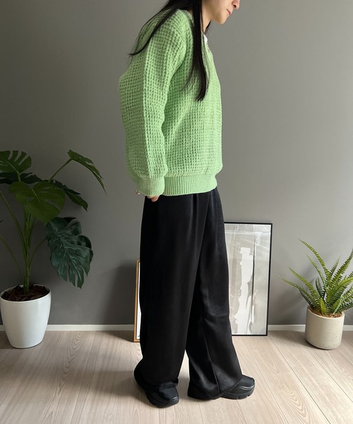 Jewelobe(ジュエローブ)の「ワッフル編みVネックルーズニット(ニット/セーター・レディース・ブラック/グリーン/ピンク/ホワイト/ブラウン・FREE)」の14枚目の写真