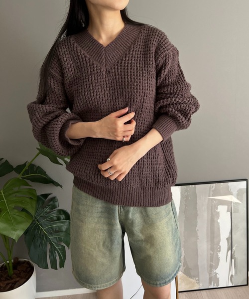 Jewelobe(ジュエローブ)の「ワッフル編みVネックルーズニット(ニット/セーター・レディース・ブラック/グリーン/ピンク/ホワイト/ブラウン・FREE)」の15枚目の写真