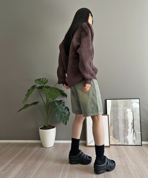Jewelobe(ジュエローブ)の「ワッフル編みVネックルーズニット(ニット/セーター・レディース・ブラック/グリーン/ピンク/ホワイト/ブラウン・FREE)」の18枚目の写真