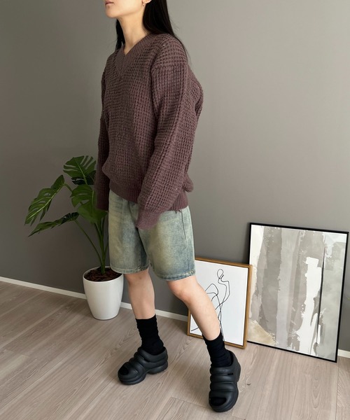 Jewelobe(ジュエローブ)の「ワッフル編みVネックルーズニット(ニット/セーター・レディース・ブラック/グリーン/ピンク/ホワイト/ブラウン・FREE)」の19枚目の写真