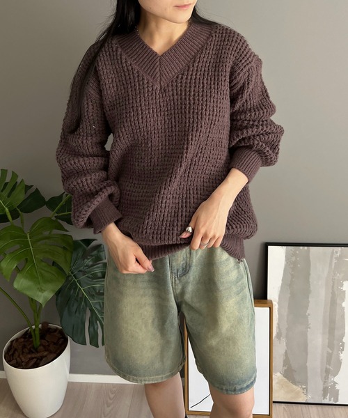 Jewelobe(ジュエローブ)の「ワッフル編みVネックルーズニット(ニット/セーター・レディース・ブラック/グリーン/ピンク/ホワイト/ブラウン・FREE)」の20枚目の写真