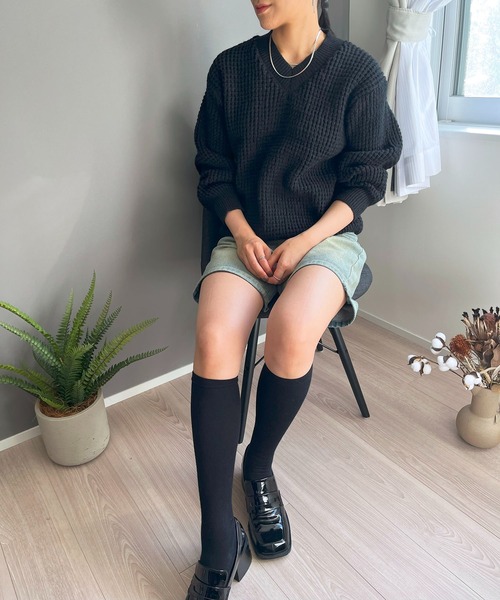 Jewelobe(ジュエローブ)の「ワッフル編みVネックルーズニット(ニット/セーター・レディース・ブラック/グリーン/ピンク/ホワイト/ブラウン・FREE)」の22枚目の写真